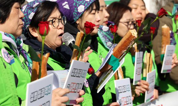 8일 정부서울청사 앞에서 민주노총 전국교육공무직본부 조합원 등이 3.8 세계 여성의날, 성별 임금 격차 실태 기자회견을 하고 있다. 2024.3.8 연합뉴스