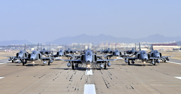 8일 경기 수원시 공군 수원기지에서 2024 자유의 방패(FS) 연습과 연계해 F-4E 팬텀(Phantom)을 필두로 30여 대의 공군 전투기들이 엘리펀트 워크(Elephant Walk)‘ 훈련을 진행하고 있다. 2024.3.8. 공군 제공