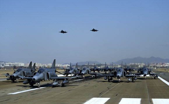 8일 경기 수원시 공군 수원기지에서 2024 자유의 방패(FS) 연습과 연계해 F-4E 팬텀(Phantom)을 필두로 30여 대의 공군 전투기들이 엘리펀트 워크(Elephant Walk)‘ 훈련을 진행, F-35A 스텔스 전투기 2대가 대형 위를 저공비행(Low Pass) 하고 있다. 2024.3.8. 공군 제공
