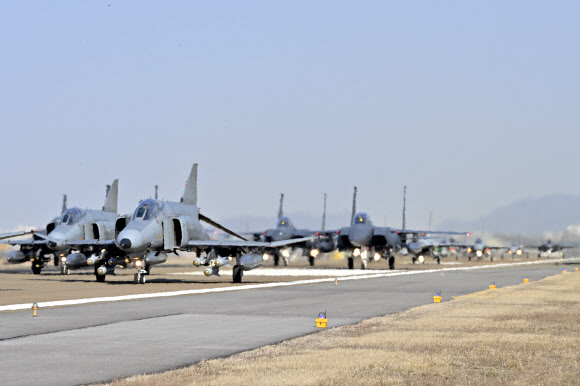 8일 경기 수원시 공군 수원기지에서 2024 자유의 방패(FS) 연습과 연계해 F-4E 팬텀(Phantom)을 필두로 30여 대의 공군 전투기들이 엘리펀트 워크(Elephant Walk)‘ 훈련을 진행하고 있다. 2024.3.8. 공군 제공
