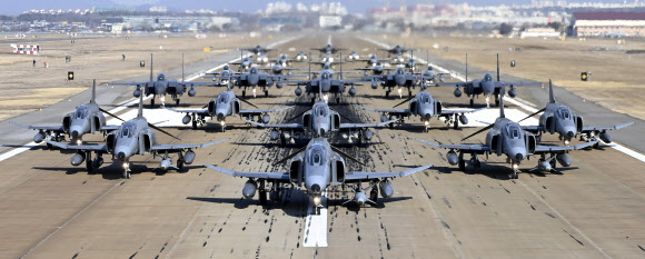 8일 경기 수원시 공군 수원기지에서 2024 자유의 방패(FS) 연습과 연계해 F-4E 팬텀(Phantom)을 필두로 30여 대의 공군 전투기들이 엘리펀트 워크(Elephant Walk)‘ 훈련을 진행하고 있다. 2024.3.8. 공군 제공