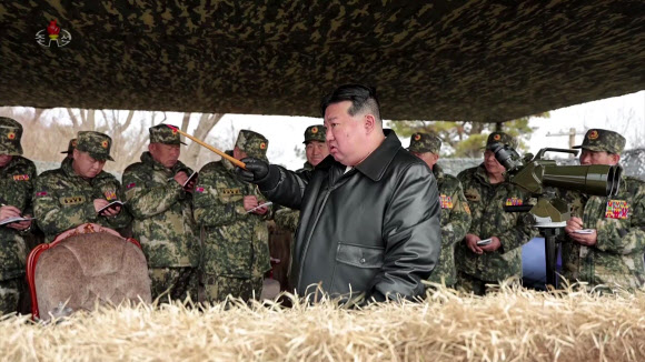김정은 북한 국무위원장이 지난 7일 인민군 대연합부대들의 포사격 훈련장을 찾아 감시대서 지휘봉으로 훈련을 지도하고 있다. 2024.3.8. 조선중앙TV 화면·연합뉴스