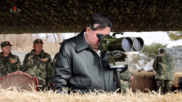 김정은 북한 국무위원장이 지난 7일 인민군 대연합부대들의 포사격 훈련을 지도했다고 조선중앙TV가 8일 보도했다. 2024.3.8. 조선중앙TV 화면·연합뉴스