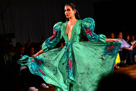 7일(현지시간) 스리랑카 콜롬보에서 열린 콜롬보 패션 위크에서 한 모델이 패션 디자이너 리막의 작품을 선보이고 있다. AFP 연합뉴스