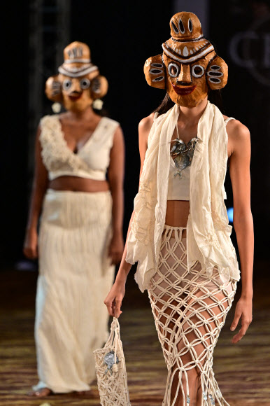 7일(현지시간) 스리랑카 콜롬보에서 열린 콜롬보 패션 위크에서 한 모델이 패션 디자이너 아프사나 페르두시의 작품을 선보이고 있다. AFP 연합뉴스