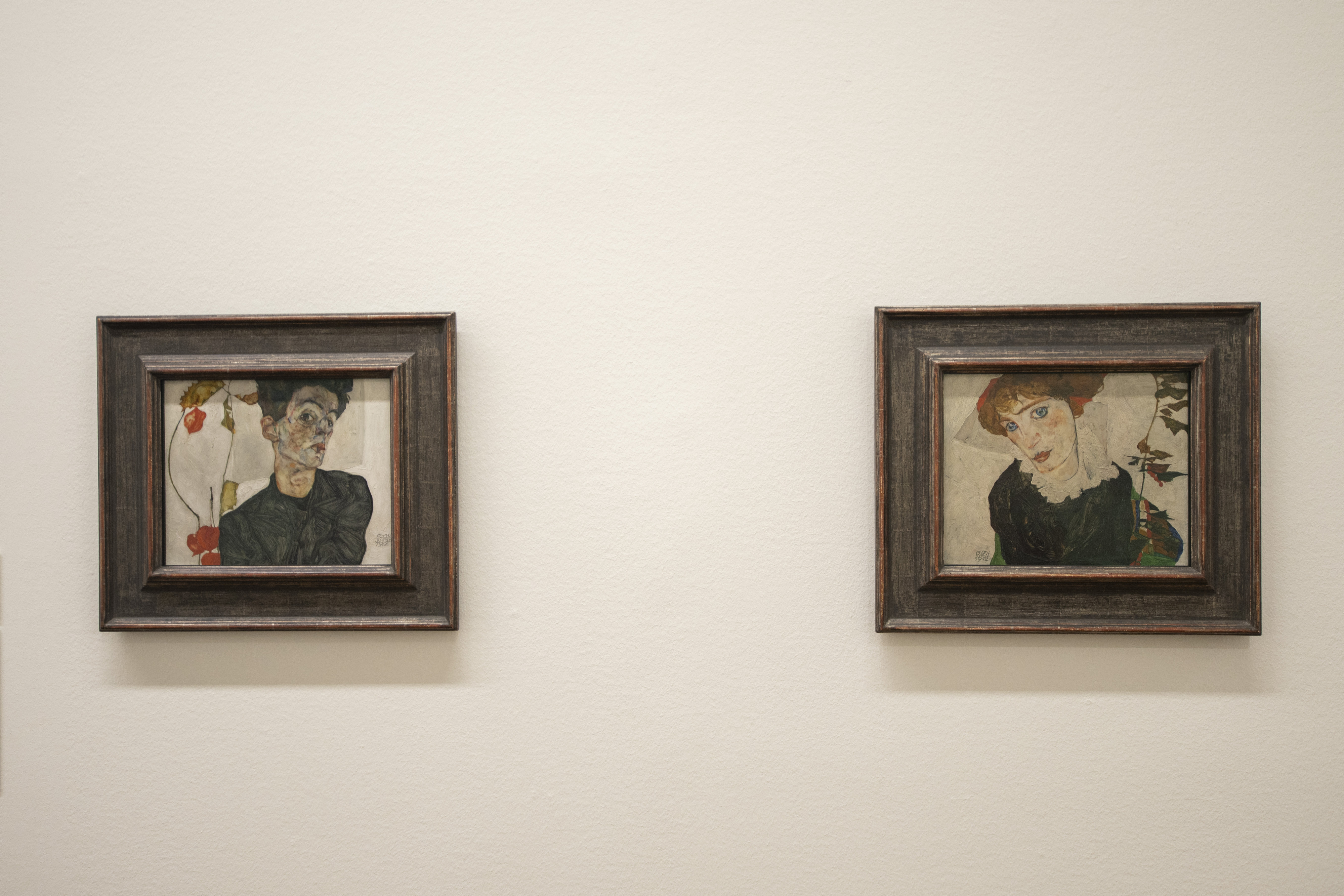 오스트리아 빈 레오폴트 미술관에 나란히 걸린 에곤 실레(왼쪽)와 발리 노이칠 초상화. 빈 류재민 기자
