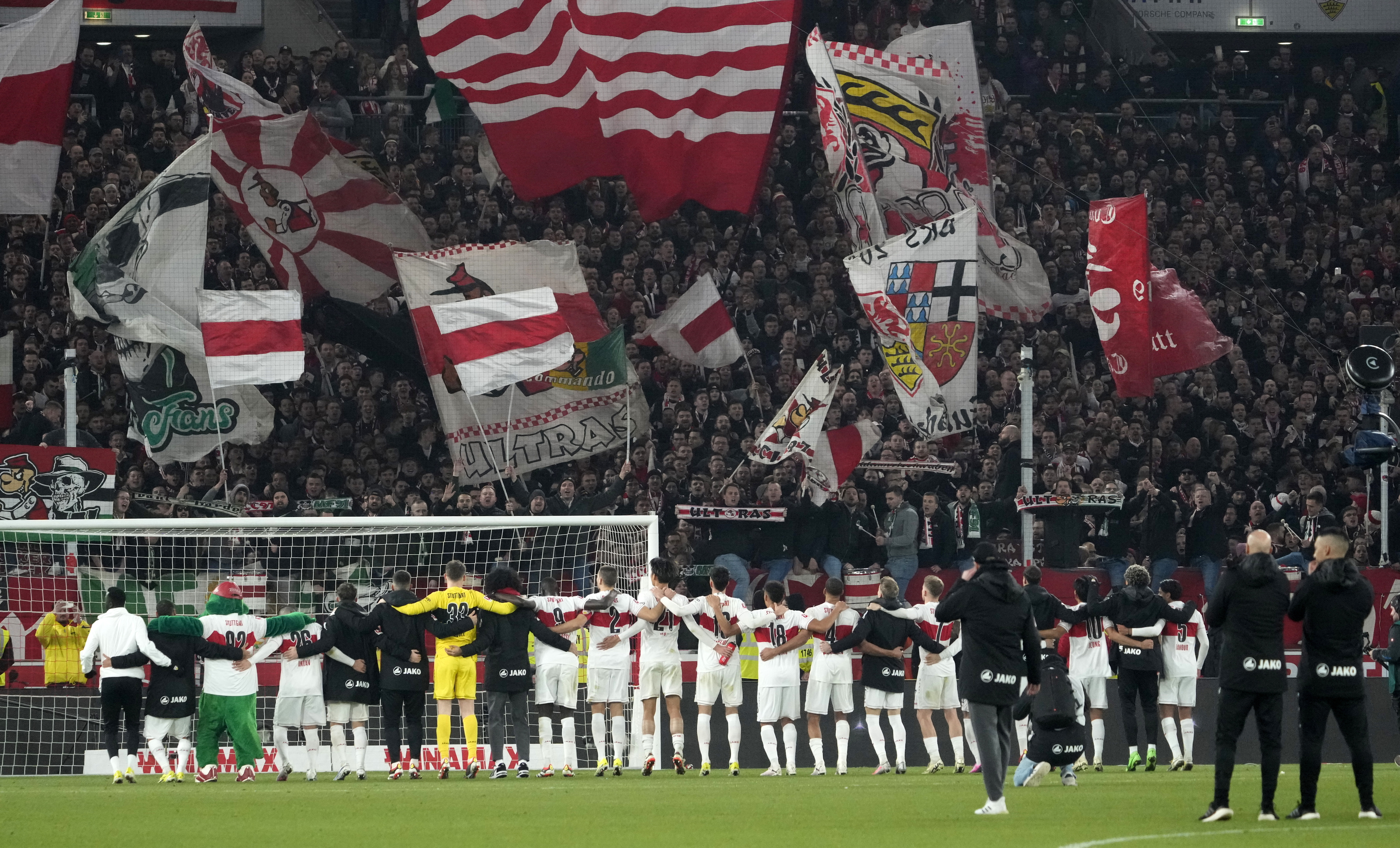 9일 우니온 베를린을 2-0으로 꺾은 슈투트가르트 선수들이 홈 팬들과 함께 승리를 기뻐하고 있다. EPA 연합뉴스