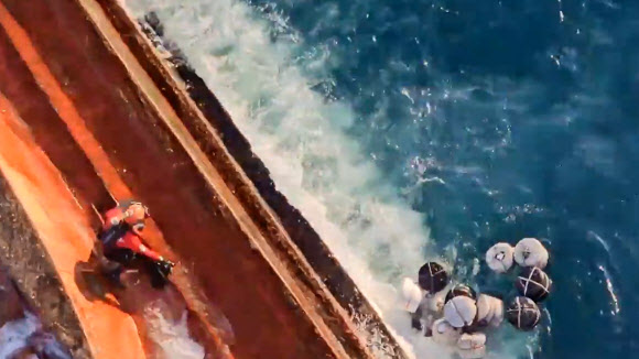 통영해경, 욕지도 해상 전복 어선 구조 작업