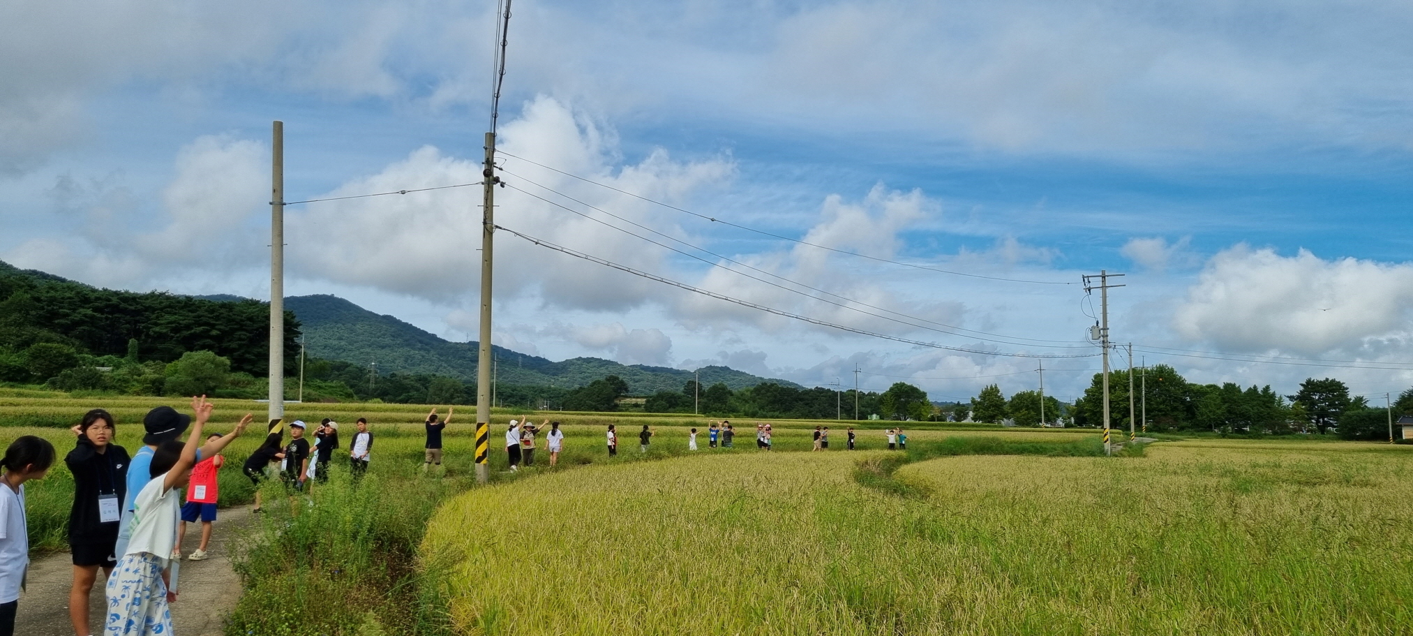 무등산평촌명품마을을 찾은 방문객들이 다랭이논길을 산책하고 있다. 광주광역시 제공