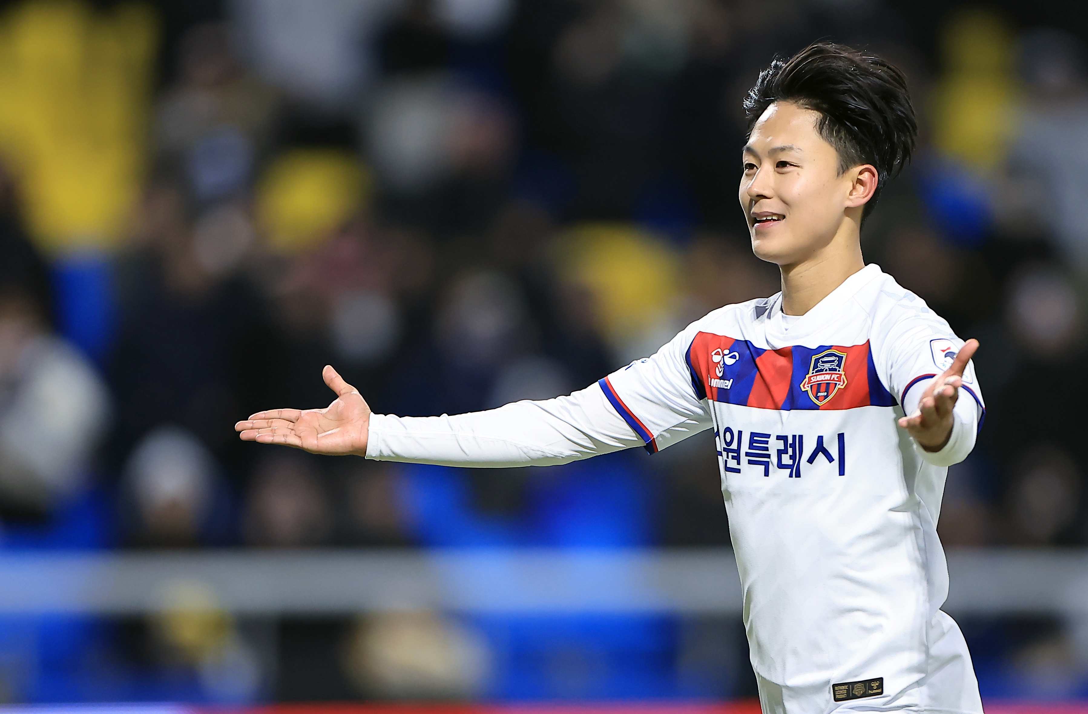 수원FC 이승우가 2일 인천축구전용경기장에서 열린 K리그1 2024시즌 1라운드 인천 유나이티드와의 경기에서 페널티킥을 넣고 기뻐하고 있다. 뉴스1