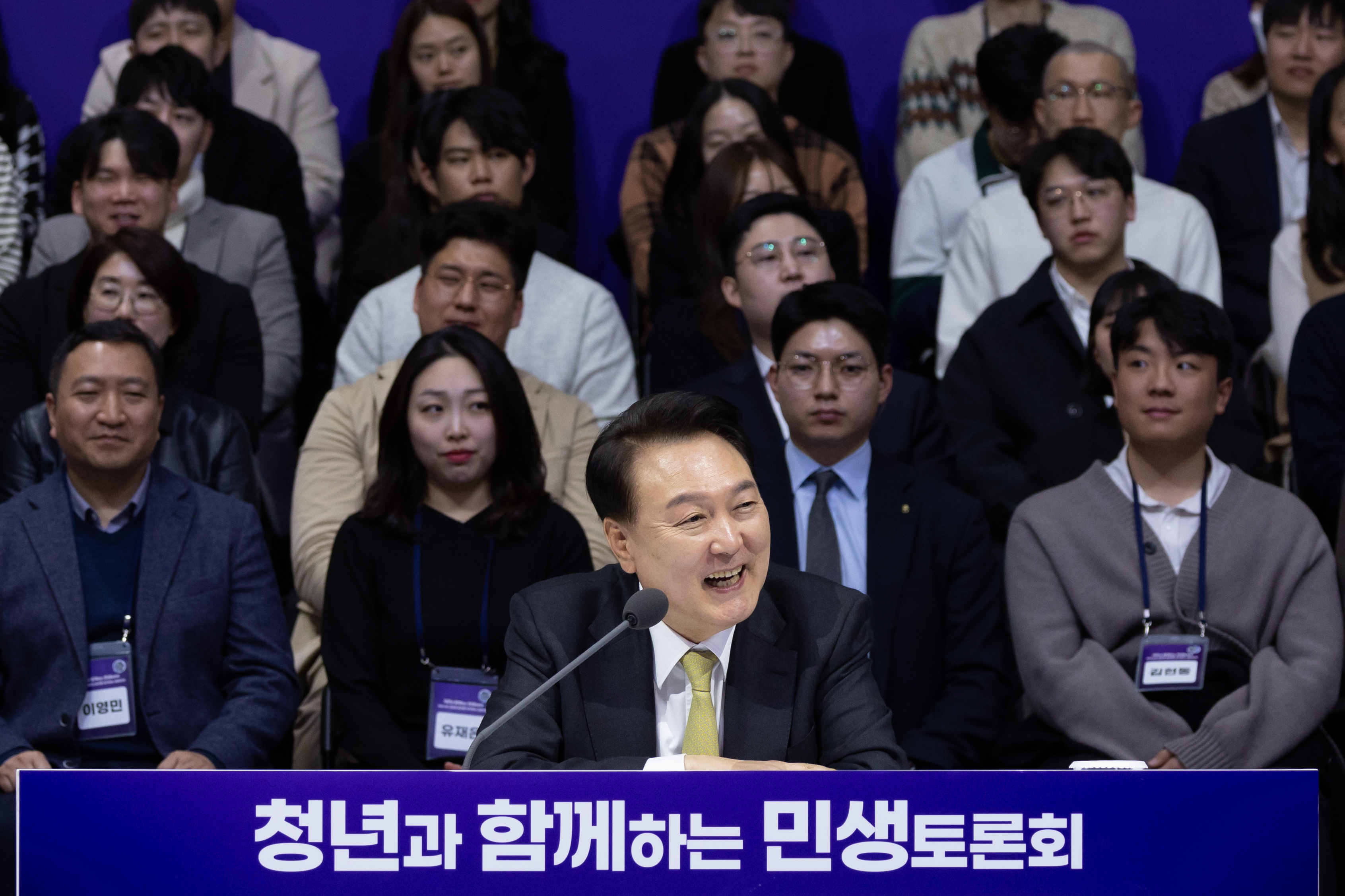 윤석열 대통령이 지난 5일 경기 광명 아이벡스 스튜디오에서 ‘청년의 힘으로! 도약하는 대한민국!’을 주제로 열린 열일곱 번째 국민과 함께하는 민생토론회에서 참석자 발언을 듣고 있다.  연합뉴스