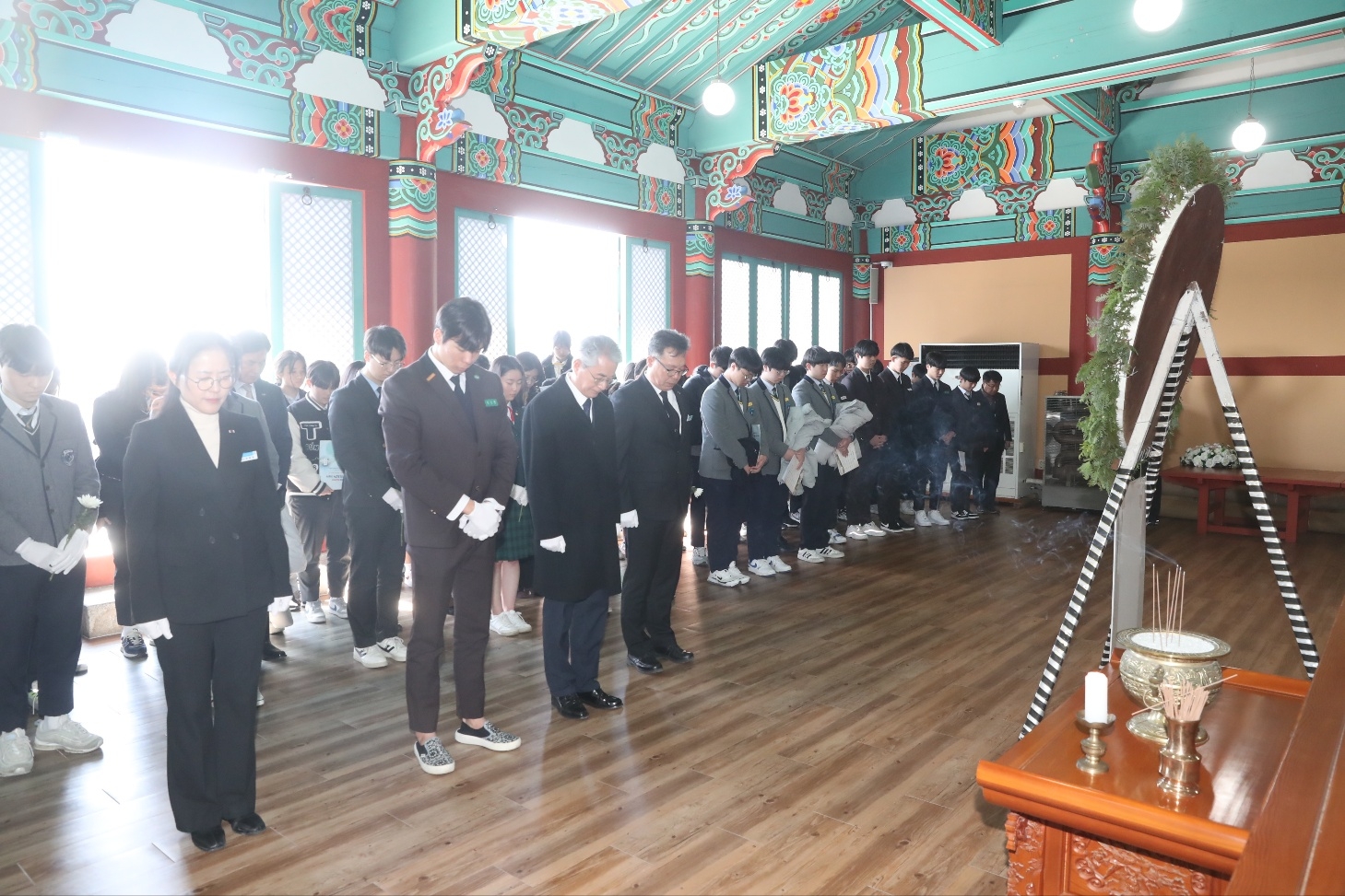 국립 3·15민주묘지 유영봉안당에서 경남교육감과 학생들이 헌화·분향하고 있다. 2024.3.10. 경남도교육청 제공