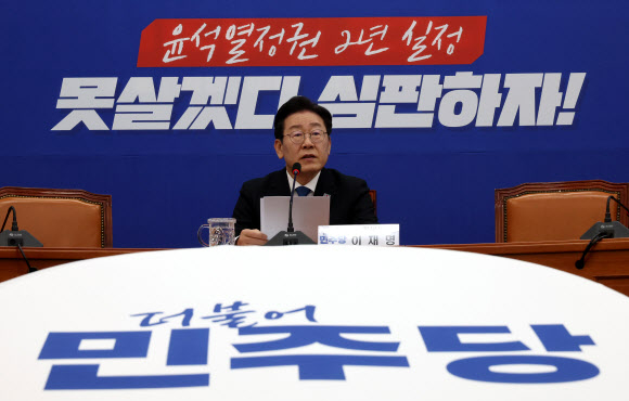 더불어민주당 이재명 대표가 10일 국회에서 총선 관련 기자회견을 하고 있다.  연합뉴스