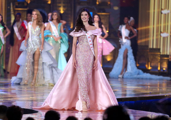 Brazil‘s Leticia Frota competes in the finale of the 71st Miss World contest in Mumbai, India, 09 March 2024. The pageant ran under the motto ’Beauty with a Purpose‘.  EPA 연합뉴스