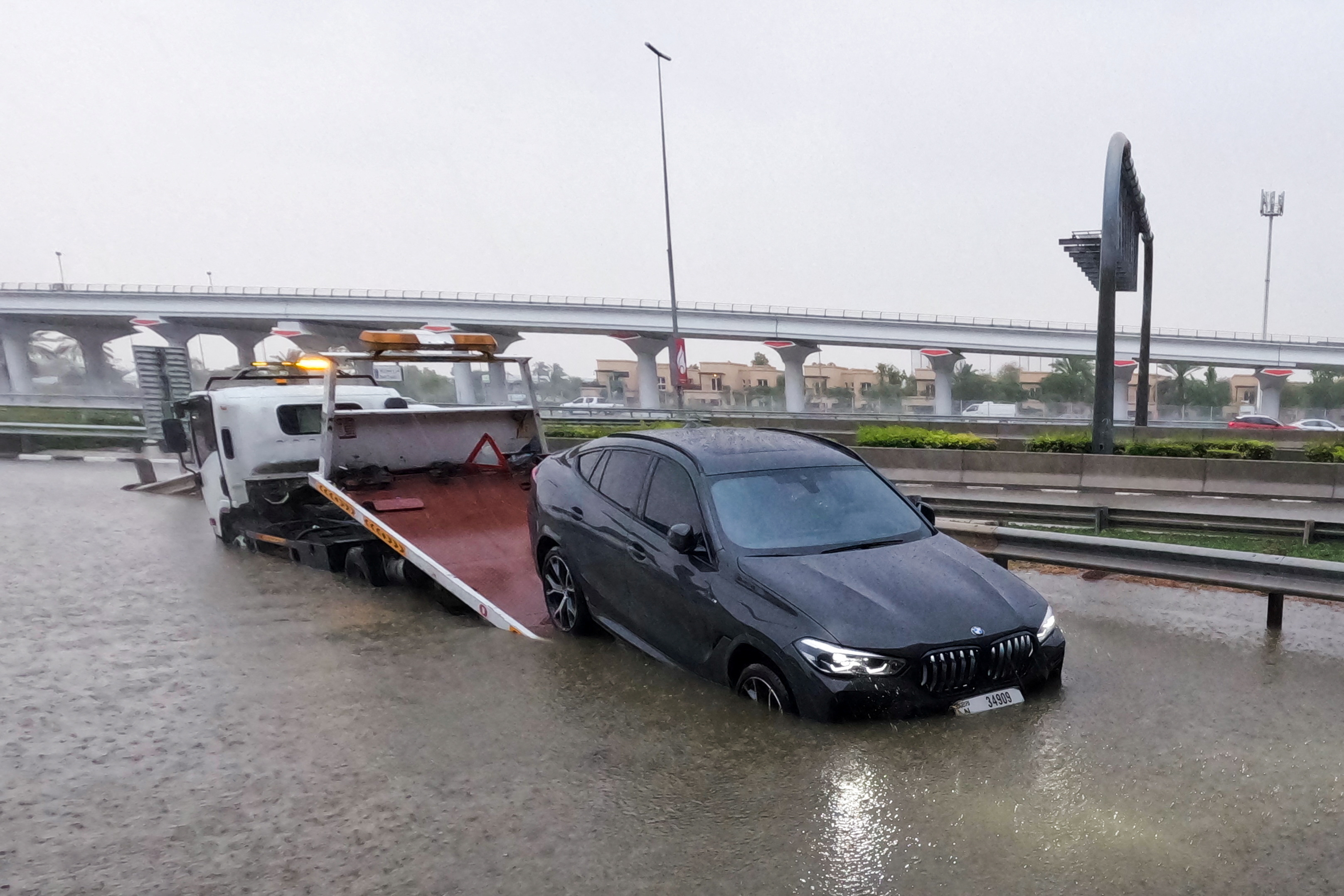 9일(현지시간) 아랍에미리트(UAE) 사막 도시 두바이에서 폭우로 침수된 차량이 견인되고 있다. 2024.3.10 로이터 연합뉴스