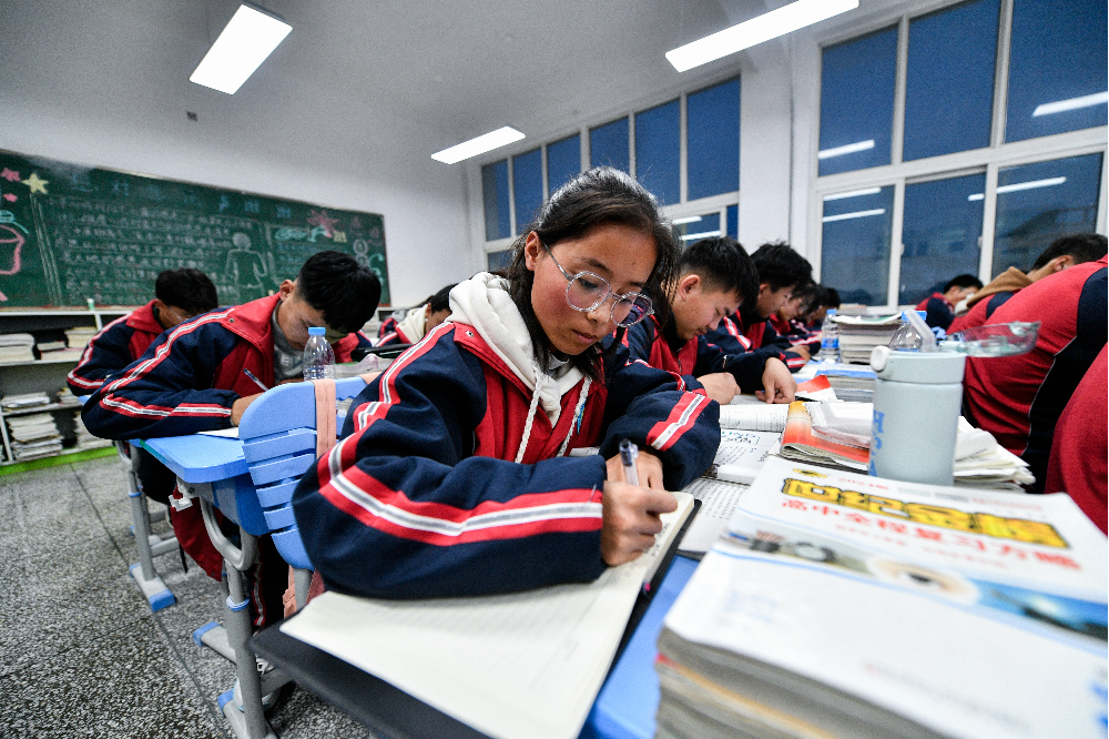 중국 간쑤성의 한 중학교에서 학생들이 공부하고 있다(본기사와 직접적 관련없음). 신화통신 뉴시스