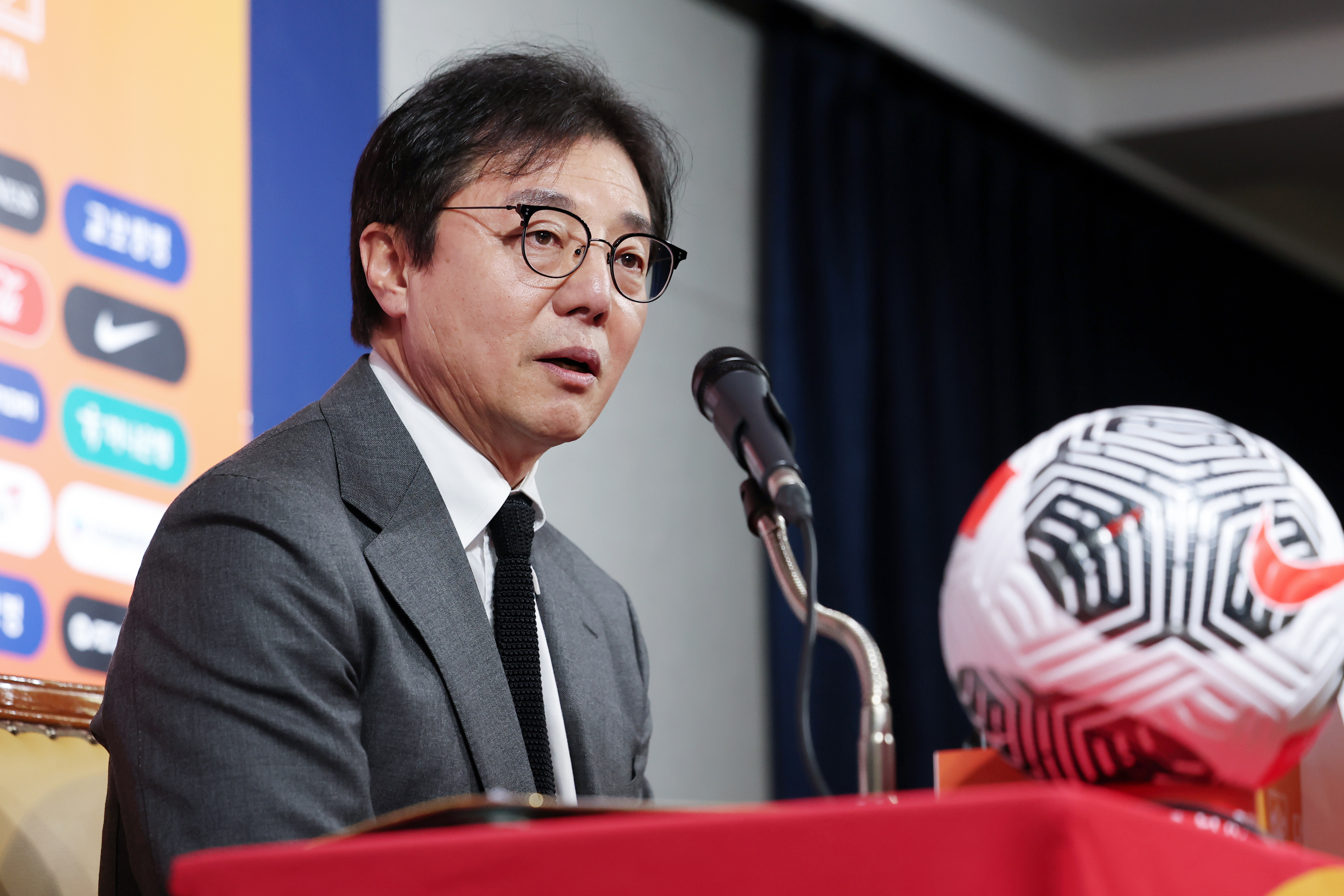 황선홍 한국 남자축구 국가대표팀 임시 감독이 11일 서울 축구회관에서 2026 북중미월드컵 아시아 2차 예선 태국전과의 2연전에 출전할 선수 23명의 명단을 발표하고 있다. 뉴스1