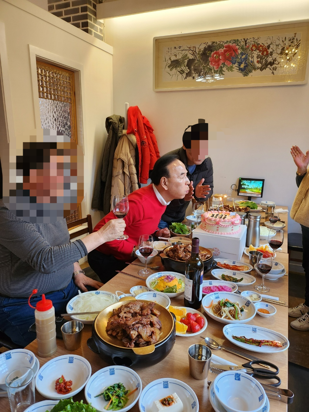 충북도 소방공무원이 참석한 박덕흠(가운데) 의원 지지 식사자리.  동양일보 제공