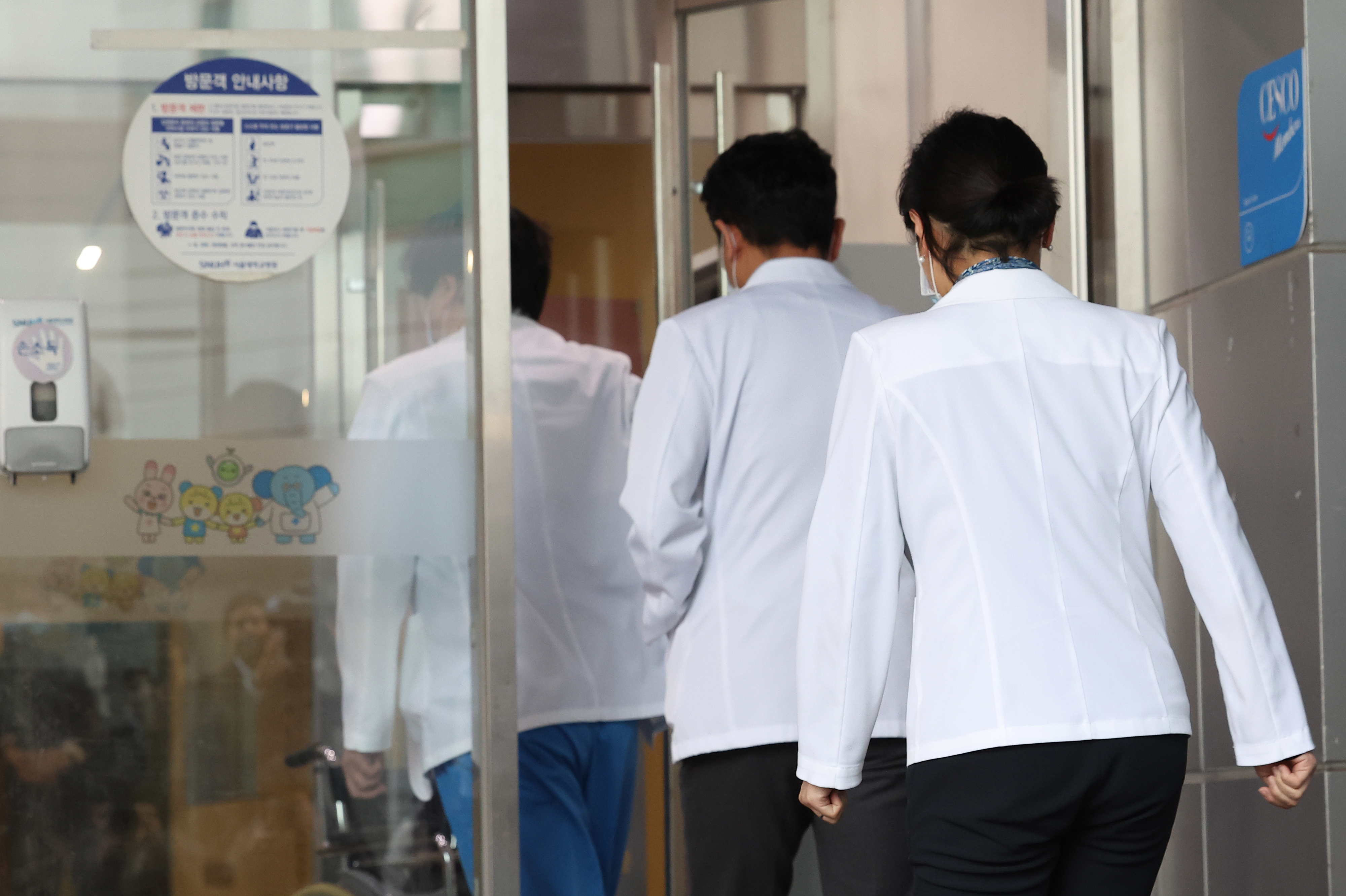서울대병원 들어서는 의료진