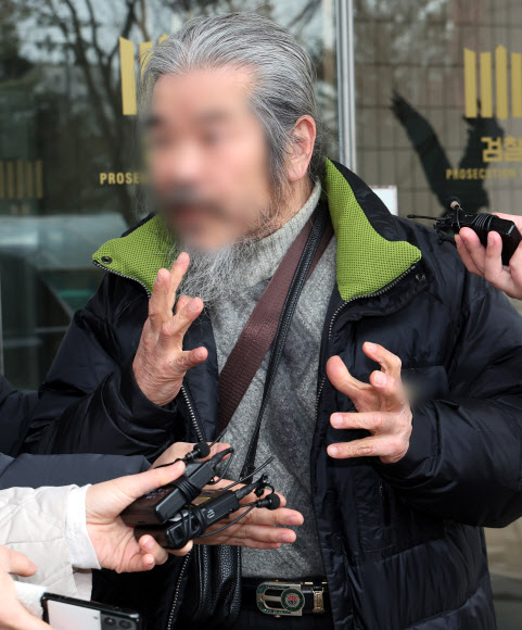 야간외출 제한 명령을 어기고 집을 나섰다 적발돼 전자장치 부착 등에 관한 법률 위반 혐의로 불구속 기소된 아동 성범죄자 조두순이 11일 오전 경기도 안산시 수원지방법원 안산지원에서 열린 첫 공판을 마치고 나오며 취재진 질문에 답하고 있다. 2024.3.11  연합뉴스