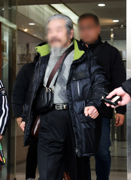 야간외출 제한 명령을 어기고 집을 나섰다 적발돼 전자장치 부착 등에 관한 법률 위반 혐의로 불구속 기소된 아동 성범죄자 조두순이 11일 오전 경기도 안산시 수원지방법원 안산지원에서 열린 첫 공판을 마치고 나오며 취재진 질문에 답하고 있다. 2024.3.11  연합뉴스