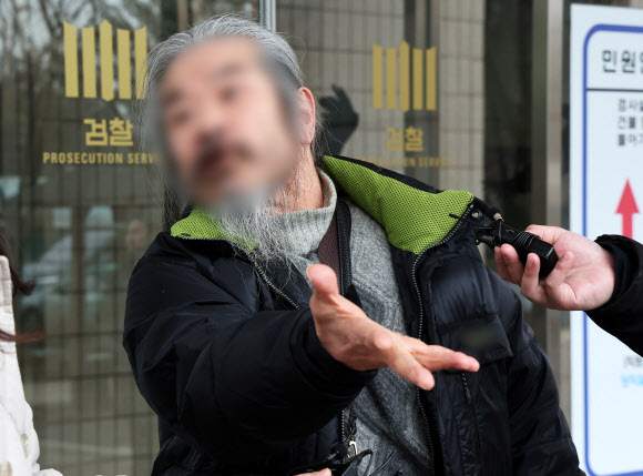 야간외출 제한 명령을 어기고 집을 나섰다 적발돼 전자장치 부착 등에 관한 법률 위반 혐의로 불구속 기소된 아동 성범죄자 조두순이 11일 오전 경기도 안산시 수원지방법원 안산지원에서 열린 첫 공판을 마치고 나오며 취재진 질문에 답하고 있다. 2024.3.11  연합뉴스