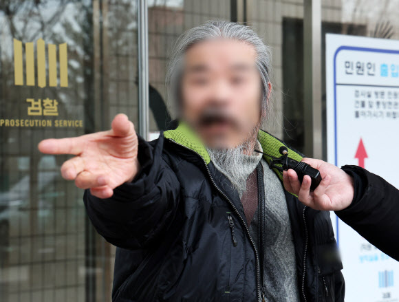 야간외출 제한 명령을 어기고 집을 나섰다 적발돼 전자장치 부착 등에 관한 법률 위반 혐의로 불구속 기소된 아동 성범죄자 조두순이 11일 오전 경기도 안산시 수원지방법원 안산지원에서 열린 첫 공판을 마치고 나오며 취재진 질문에 답하고 있다. 2024.3.11  연합뉴스