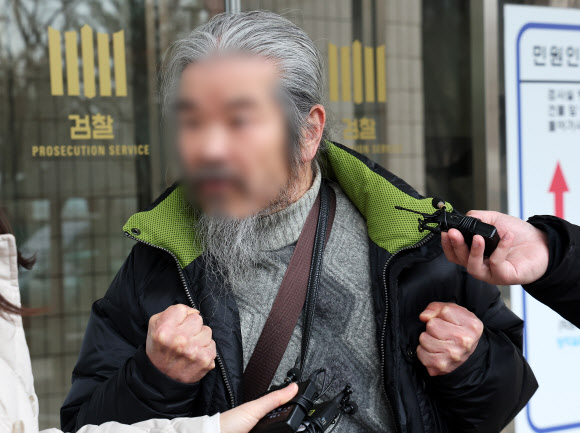 야간외출 제한 명령을 어기고 집을 나섰다 적발돼 전자장치 부착 등에 관한 법률 위반 혐의로 불구속 기소된 아동 성범죄자 조두순이 11일 오전 경기도 안산시 수원지방법원 안산지원에서 열린 첫 공판을 마치고 나오며 취재진 질문에 답하고 있다. 2024.3.11  연합뉴스