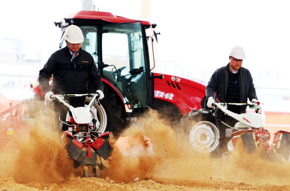 ‘흙의 날’인 11일 오후 경기도 화성시 경기도농업기술원 농기계 실습장에서 관계자들이 겨우내 멈춰 있던 관리기 등 농기계를 점검하고 있다. 2024.3.11  연합뉴스