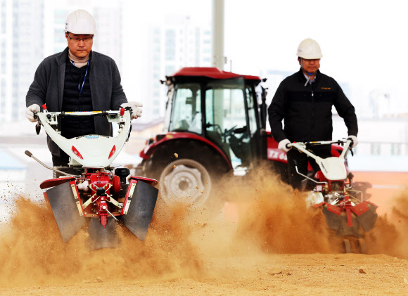 ‘흙의 날’인 11일 오후 경기도 화성시 경기도농업기술원 농기계 실습장에서 관계자들이 겨우내 멈춰 있던 관리기 등 농기계를 점검하고 있다. 2024.3.11  연합뉴스