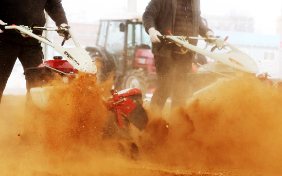 ‘흙의 날’인 11일 오후 경기도 화성시 경기도농업기술원 농기계 실습장에서 관계자들이 겨우내 멈춰 있던 관리기 등 농기계를 점검하고 있다. 2024.3.11  연합뉴스