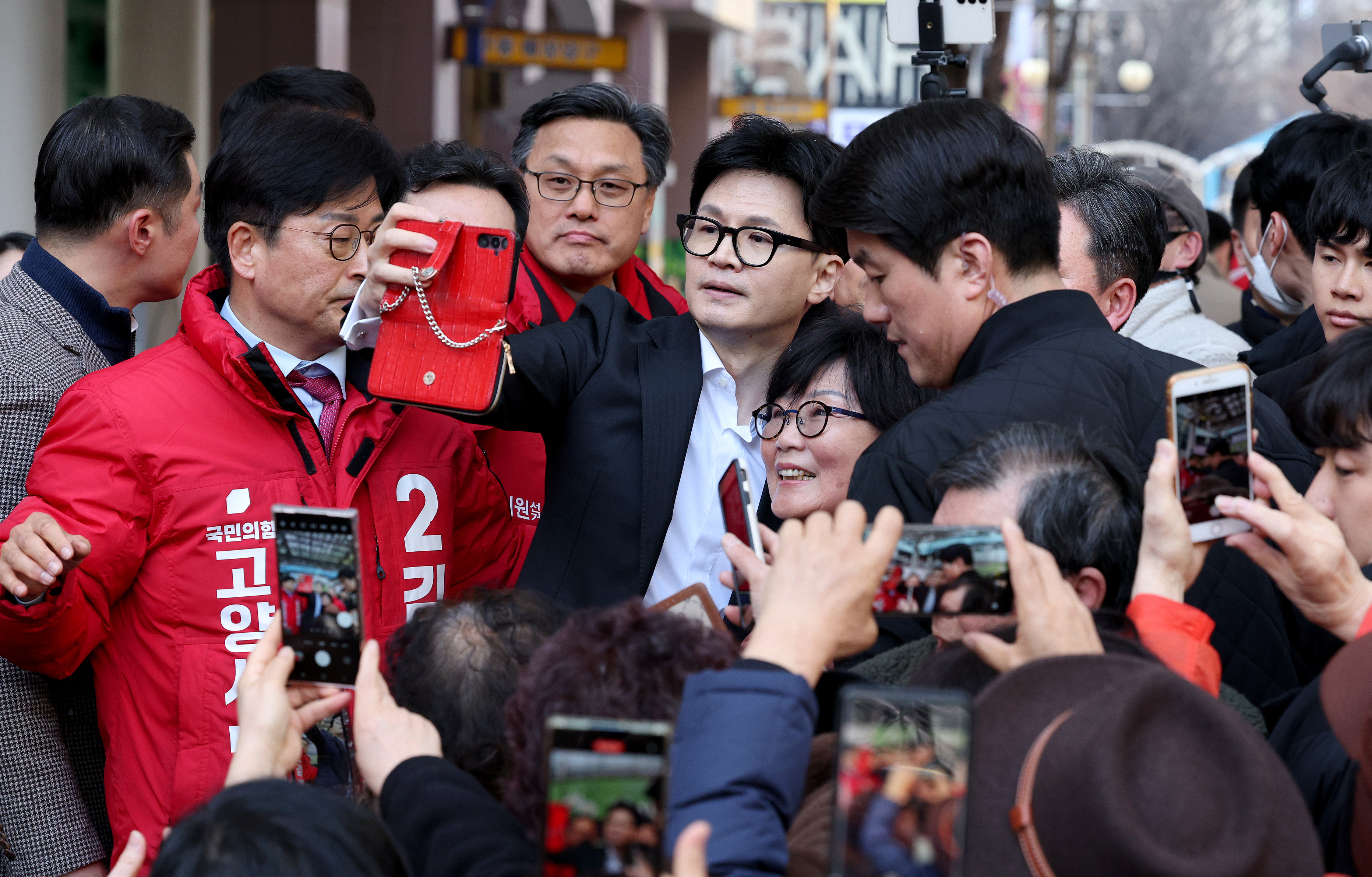 한동훈(가운데) 국민의힘 비상대책위원장이 11일 오후 경기 고양시 일산동구 라페스타를 방문해 시민들과 기념촬영을 하고 있다. 안주영 전문기자