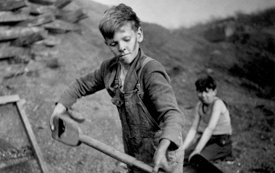 18~19세기에는 어린이, 청소년들도 노동 현장에 내몰렸다. 그때와 상황은 달라졌지만 플랫폼 자본주의 시대에 아이들은 자기도 모르게 ‘무급 노동’에 내몰린다는 지적이 나왔다.  20세기 초 미국 펜실베이니아 한 탄광에서 일하는 아동의 모습. AP 제공