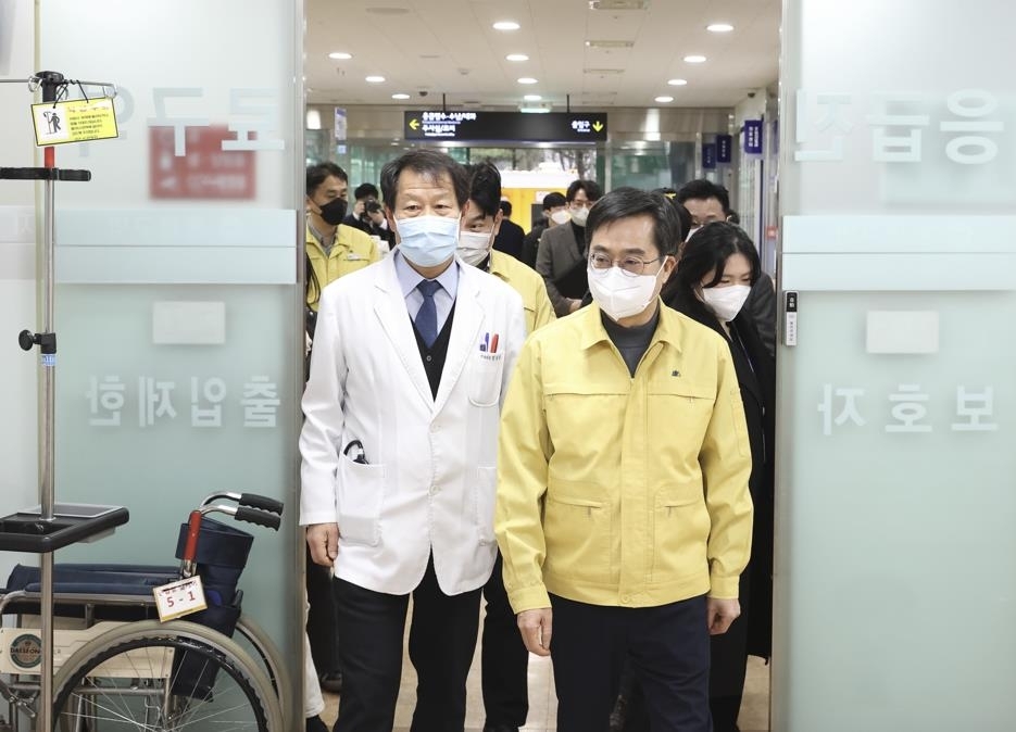 지난달 24일 경기도의료원 수원병원 찾은 김동연 지사. 경기도 제공
