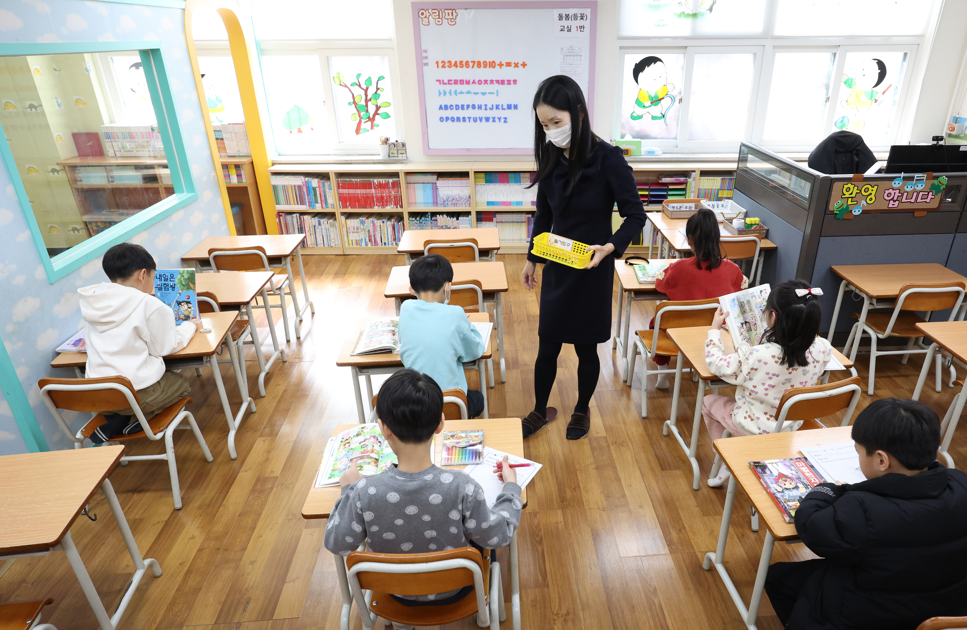 4일 오후 서울의 한 초등학교 돌봄교실에서 어린이들이 책을 읽는 수업을 듣고 있다. 연합뉴스