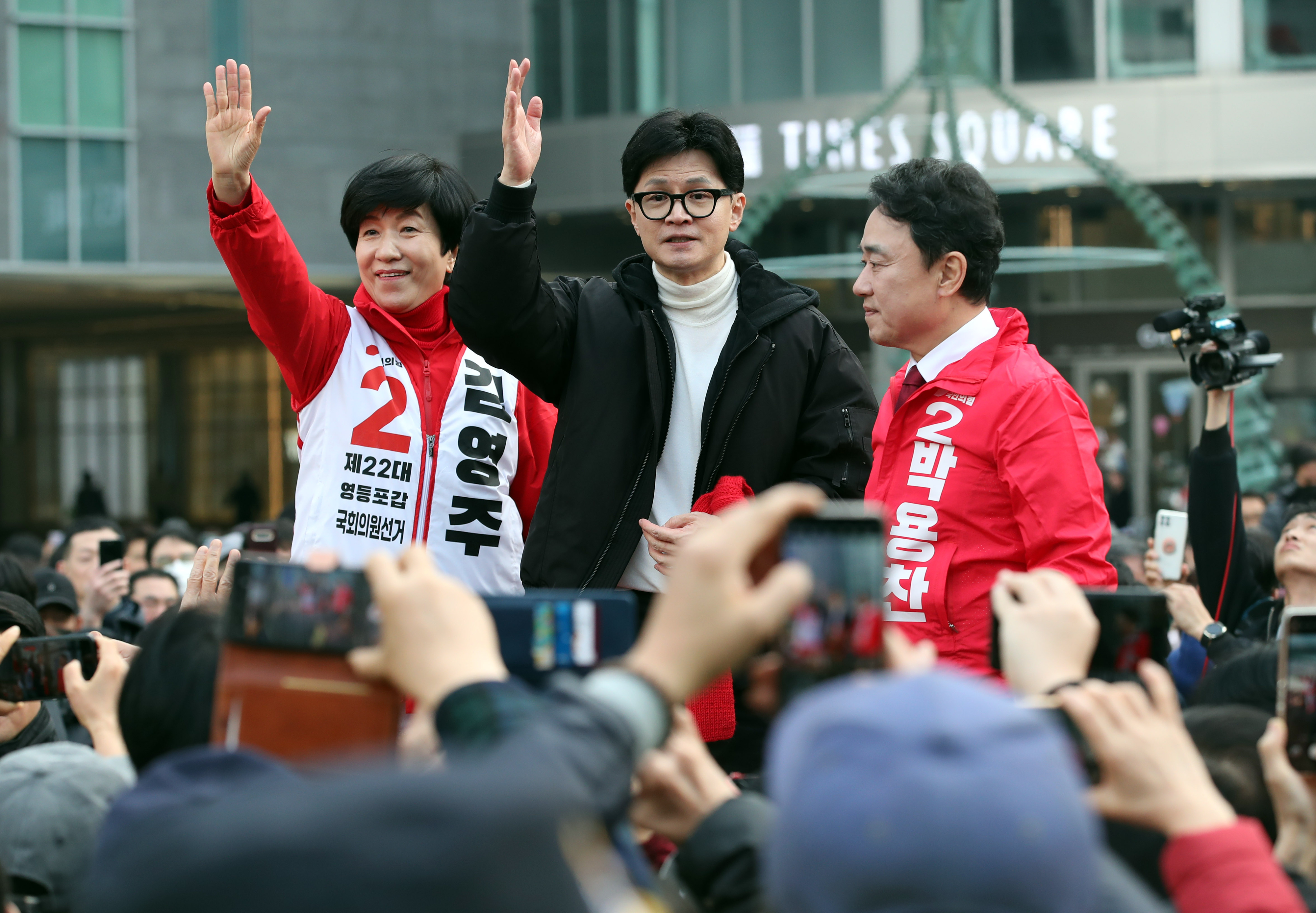 한동훈 국민의힘 비상대책위원장이 12일 서울 영등포구 타임스퀘어 앞에서 시민들에게 김영주 영등포갑, 박용찬 영등포을 후보의 지지를 호소하고 있다. 안주영 전문기자