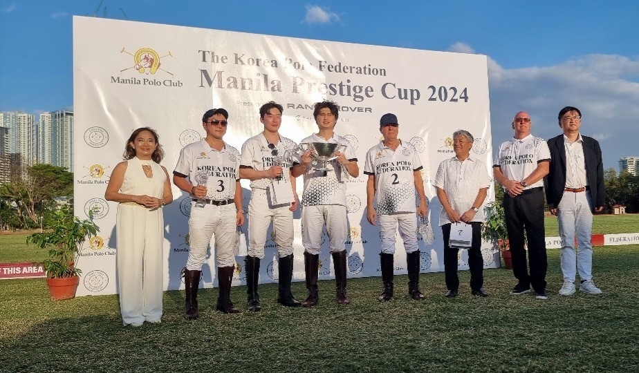 10일 대한폴로연맹에서 주최한 ‘코리아폴로페더레이션 마닐라 프레스티지 컵 2024(Korea Polo Federation Manila Prestige Cup 2024)’ 고급수준경기 (High Goal game) 시상식에서 우승팀과 시상자들이 사진을 촬영하고 있다. 오른쪽부터 대한폴로연맹 조준희 회장, 래인지로버 부사장 크리스 워드, 마닐라폴로클럽 사장 로버트 버니 버가라, 탑프론티어 인베스트 홀딩스 이니고 조벨 의장, 필리핀폴로연맹 회장 및 페르디난드 마틴 로무알데즈 필리핀 하원의장의 아들 앤드류 줄리안 로무알데즈