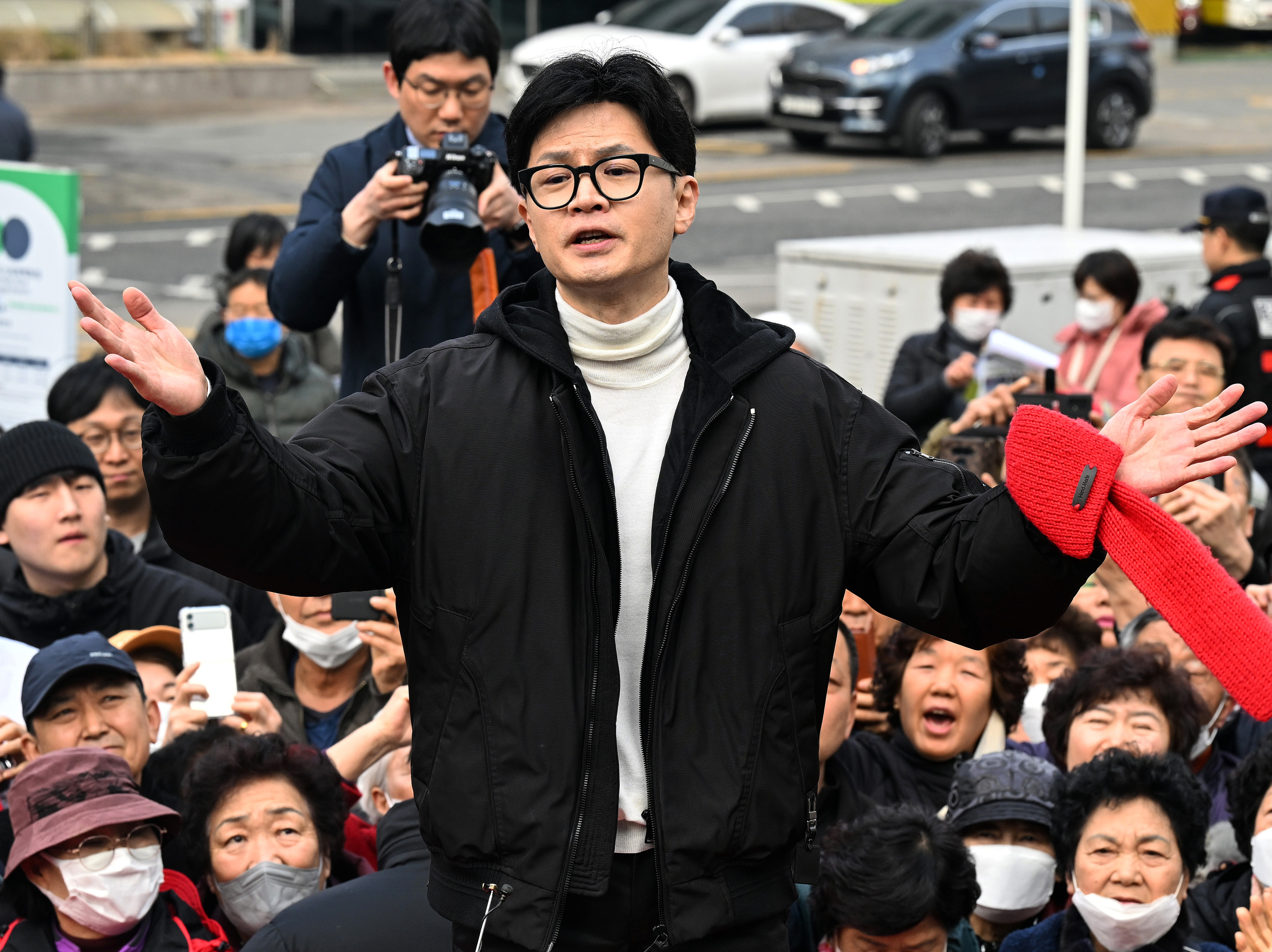 한동훈 국민의힘 비상대책위원장이 12일 서울 영등포구 타임스퀘어 광장에서 시민들에게 지지를 호소하고 있다. 안주영 전문기자