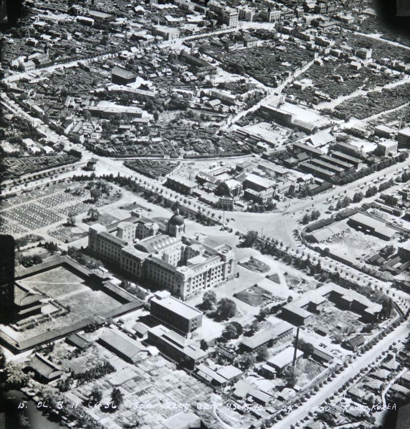 해방 직후인 1945년 9월 9일 미국 해군이 항공 촬영한 조선총독부(중앙청)와 광화문통의 모습. 이 사진은 미국 톨레도대학의 데이비드 네메스 교수가 1980년대 후반 제주대에 기증했다. 경복궁 근정전 앞에 일(日)자 모양으로 세워진 조선총독부 청사가 보인다. 연합뉴스 자료사진