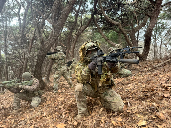 특수정찰훈련 하는 2함대 특전요원들