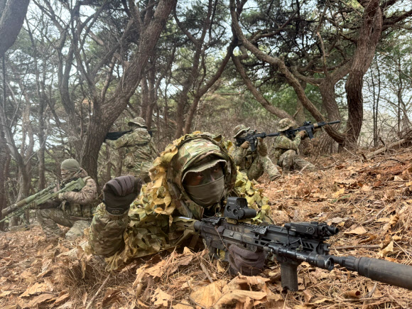 특수정찰훈련 하는 2함대 특전요원들