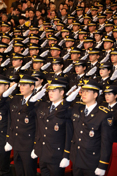 경례하는 신임경찰 경위·경감