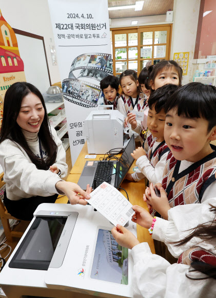제22대 국회의원 선거를 29일 앞둔 12일 인천 미추홀구 한 유치원에서 인천시선관위 주최로 열린 ‘4월 10일 엄마 아빠 투표해요’ 어린이 모의사전 투표체험에서 어린이들이 투표 체험을 하고 있다. 2024.3.12 연합뉴스