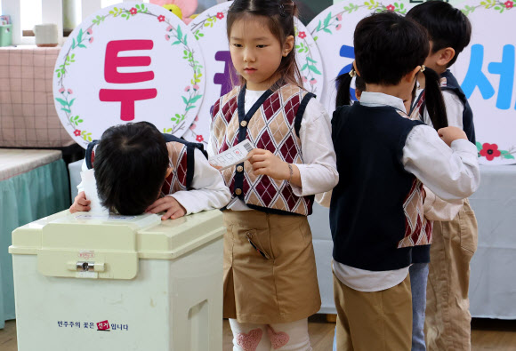 제22대 국회의원 선거를 29일 앞둔 12일 인천 미추홀구 한 유치원에서 인천시선관위 주최로 열린 ‘4월 10일 엄마 아빠 투표해요’ 어린이 모의사전 투표체험에서 한 어린이가 투표함 들여다보고 있다. 2024.3.12 연합뉴스