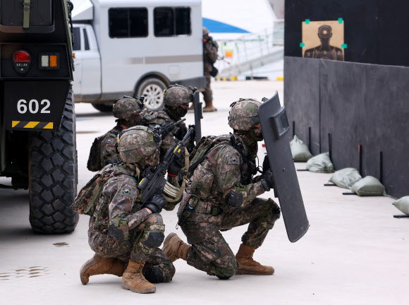 12일 부산항 부산연안여객터미널 부두에서 열린 부산항통합방호훈련이 열리고 있다. 이번 훈련은 육군 53사단 등 17개 기관 200여명이 참여해 부산연안여객터미널 등 중요시설 테러 상황에 대비해 열렸다. 2024.3.12 연합뉴스
