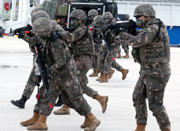 12일 부산항 부산연안여객터미널 부두에서 열린 부산항통합방호훈련이 열리고 있다. 이번 훈련은 육군 53사단 등 17개 기관 200여명이 참여해 부산연안여객터미널 등 중요시설 테러 상황에 대비해 열렸다. 2024.3.12 연합뉴스