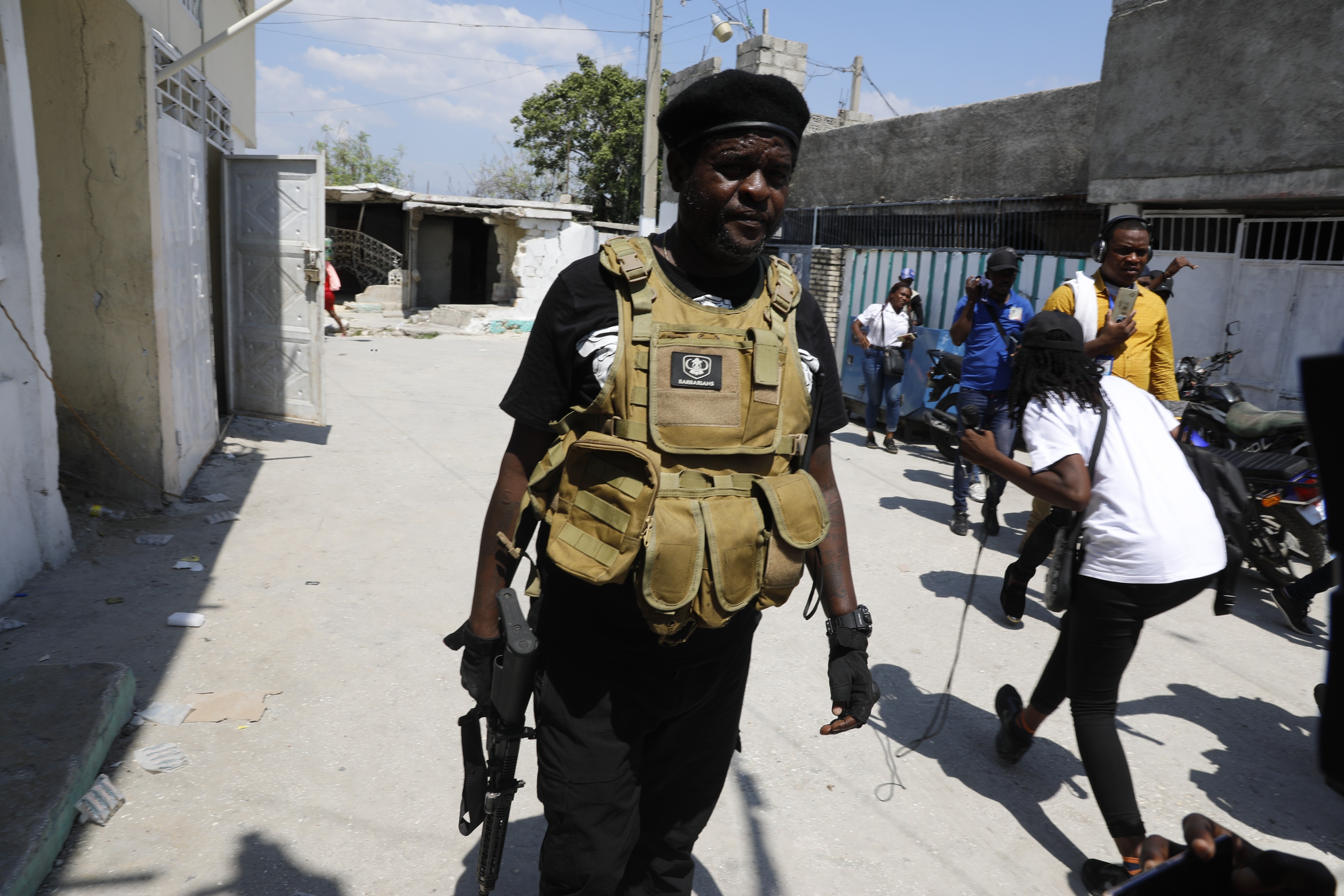 ‘바비큐’로 불리는 아이티 무장단체 두목 지미 셰리지에가 11일(현지시간) 수도 포르토프랭스에서 아리엘 앙리 총리의 퇴진을 요구하는 회견을 한 뒤 본거지로 돌아가고 있다. 포르토프랭스 AP 뉴시스