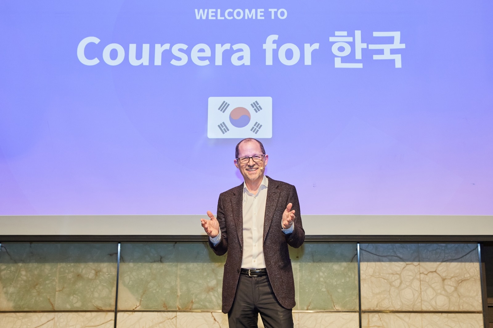 제프 마지온칼다 코세라 최고경영자(CEO)가 12일 서울 중구 더플라자호텔에서 열린 기자간담회에서 인공지능(AI) 기반의 한국어 번역 강좌에 대해 설명하고 있다. 코세라 제공