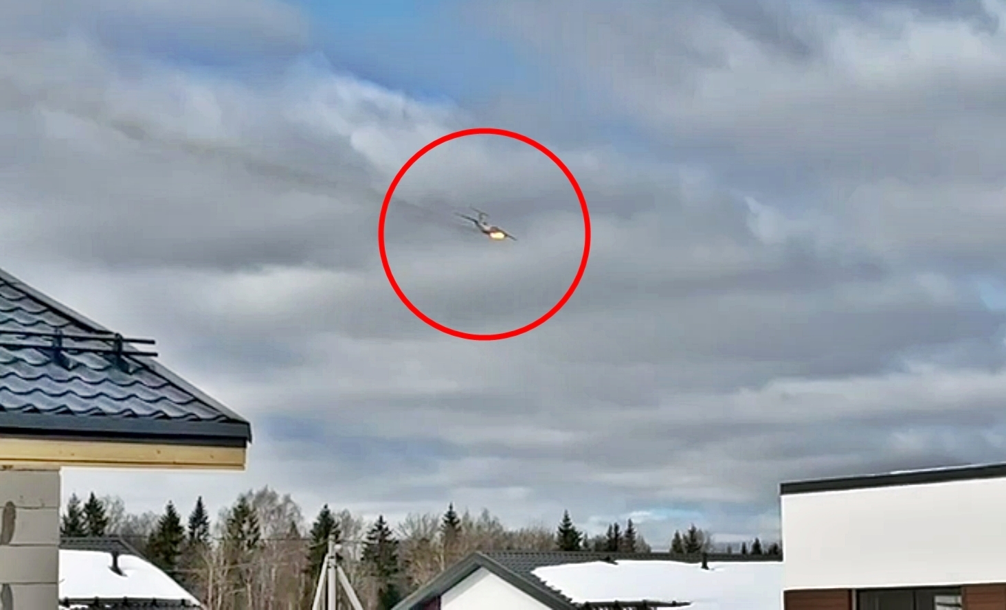 러시아에서 12일(현지시간) 일류신(IL)-76 군 수송기가 이륙 중 추락했다고 러시아 국방부가 밝혔다. 사진은 사고 현장에서 수송기 추락 순간을 담은 동영상 일부. 2024.3.12 텔레그램