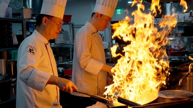 셰프뮤지엄에서 루이키친의 여경래셰프가 중국 요리를 만들고 있다.